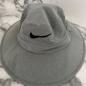 Nike Apex Dri-FIT Golf Bucket Hat in a light smoke grey